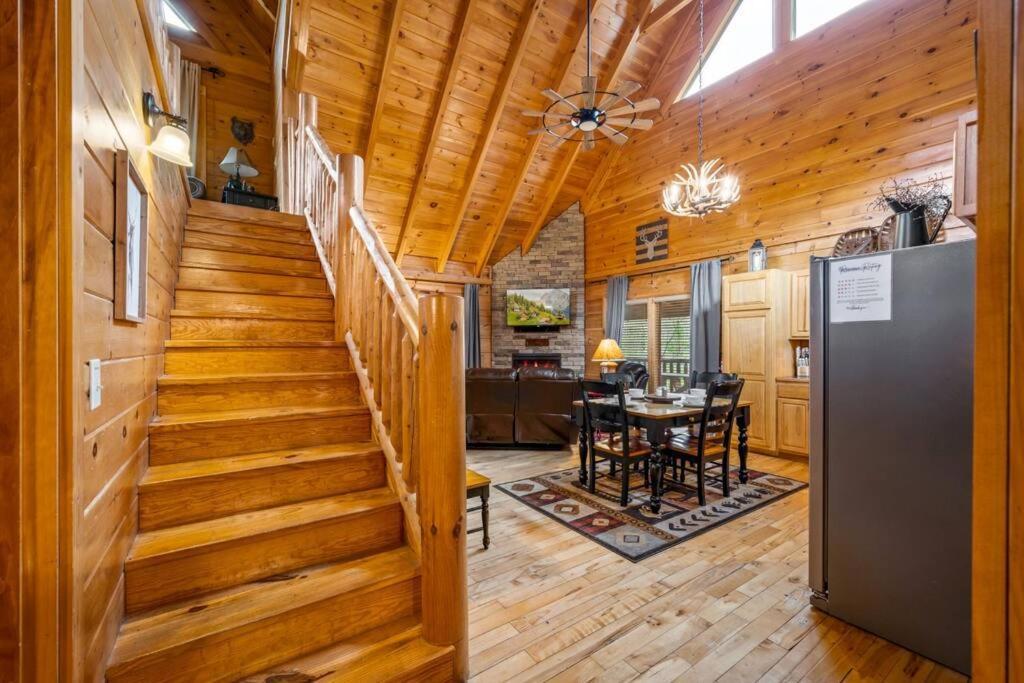 2-bedroom With 2 Master Suites, Loft, Half-bath And Hot Tub In A Serene Setting Holiday home