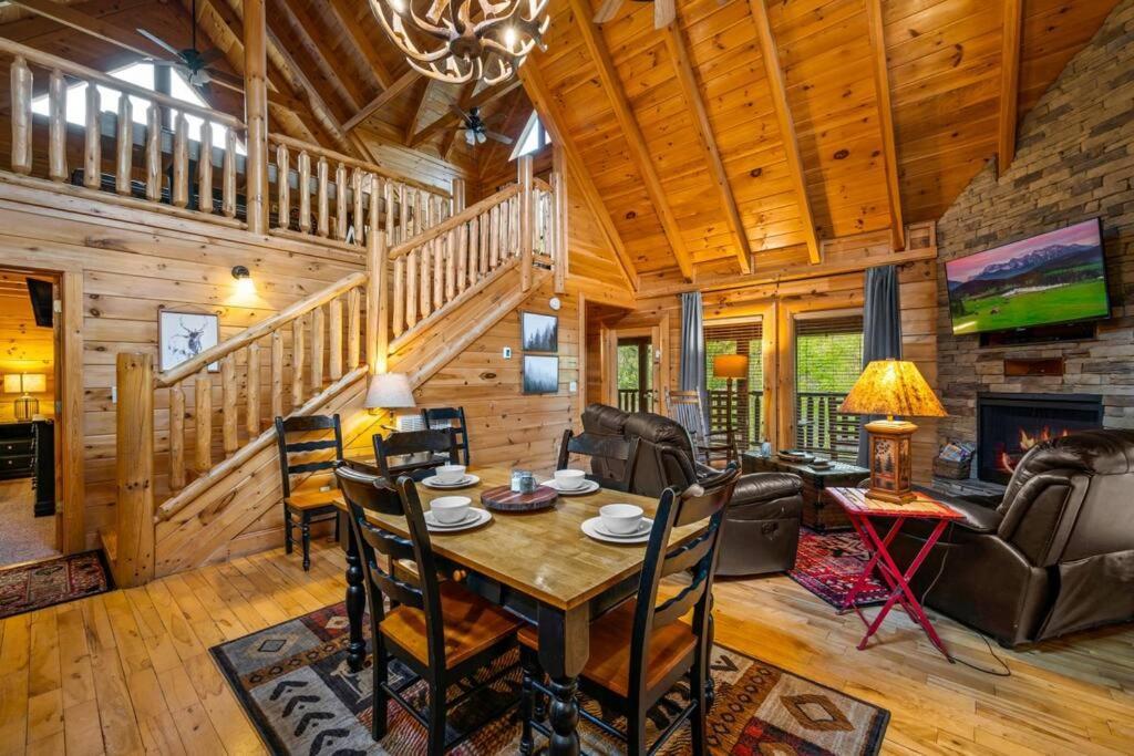 2-bedroom With 2 Master Suites, Loft, Half-bath And Hot Tub In A Serene Setting Sevierville