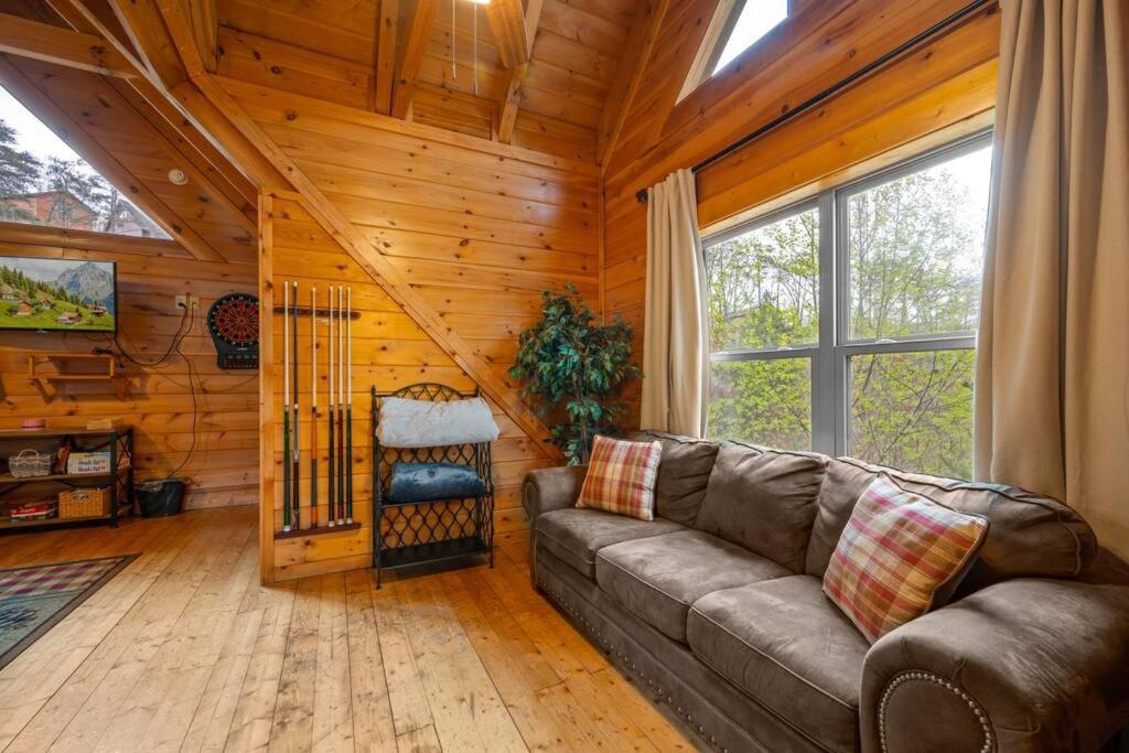 2-bedroom With 2 Master Suites, Loft, Half-bath And Hot Tub In A Serene Setting Sevierville