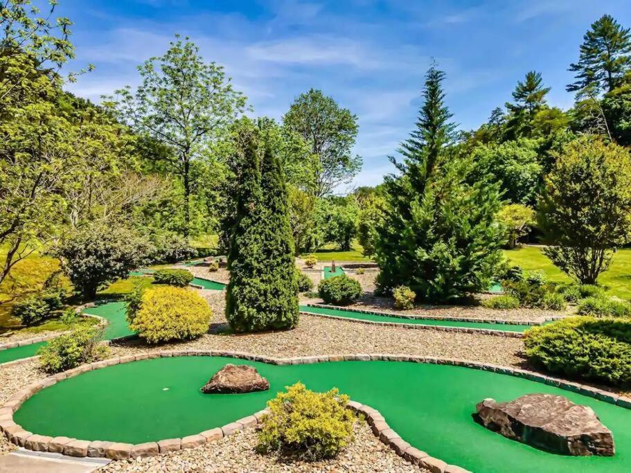 2-bedroom With 2 Master Suites, Loft, Half-bath And Hot Tub In A Serene Setting Holiday home Sevierville