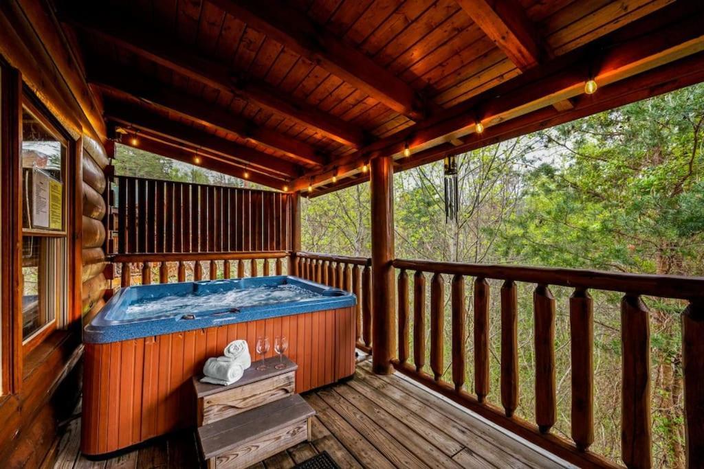 2-bedroom With 2 Master Suites, Loft, Half-bath And Hot Tub In A Serene Setting *