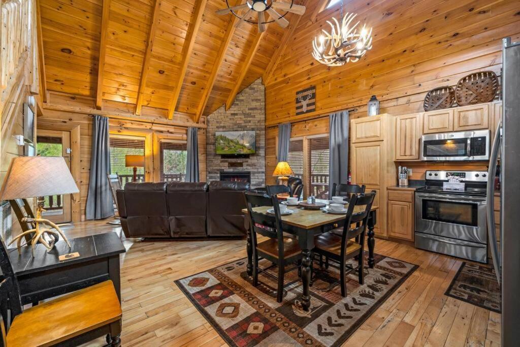 Holiday home 2-bedroom With 2 Master Suites, Loft, Half-bath And Hot Tub In A Serene Setting *