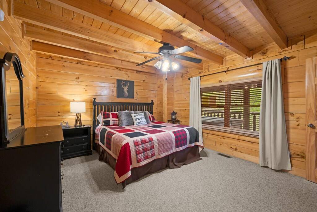 2-bedroom With 2 Master Suites, Loft, Half-bath And Hot Tub In A Serene Setting Holiday home Sevierville