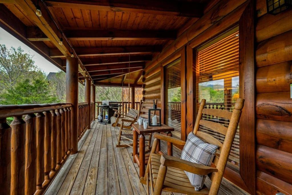 2-bedroom With 2 Master Suites, Loft, Half-bath And Hot Tub In A Serene Setting Holiday home *