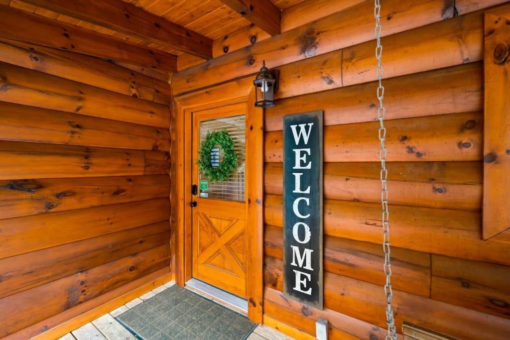 2-bedroom With 2 Master Suites, Loft, Half-bath And Hot Tub In A Serene Setting Holiday home *