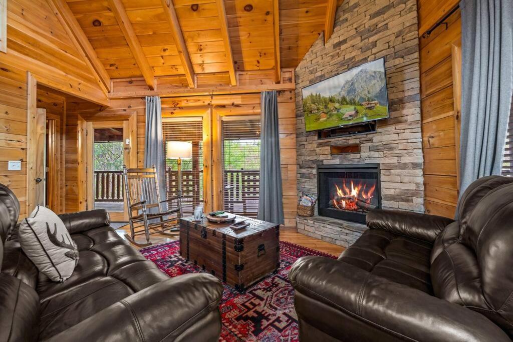 Holiday home 2-bedroom With 2 Master Suites, Loft, Half-bath And Hot Tub In A Serene Setting *