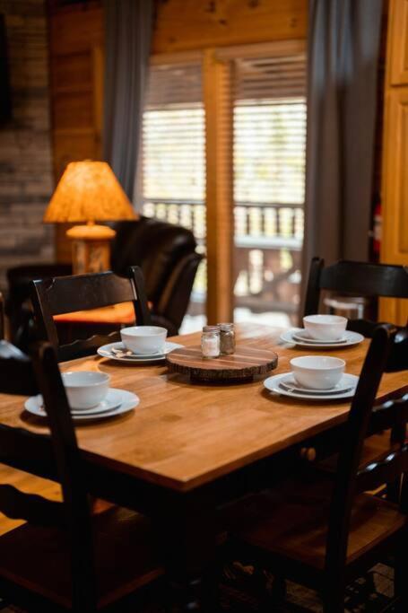 Holiday home 2-bedroom With 2 Master Suites, Loft, Half-bath And Hot Tub In A Serene Setting *