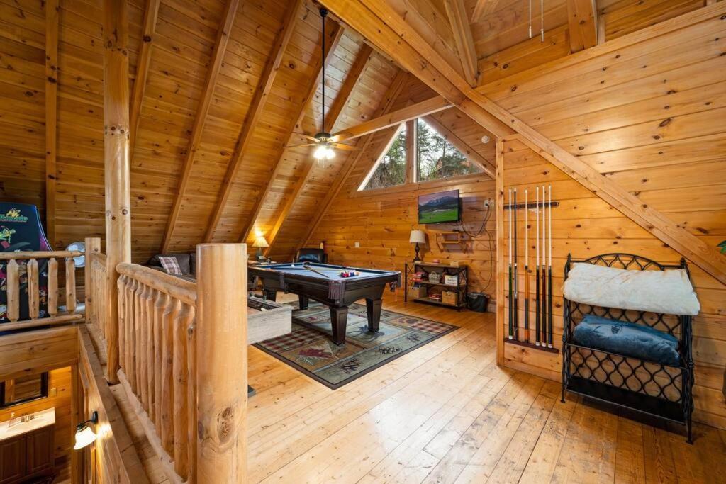 Holiday home 2-bedroom With 2 Master Suites, Loft, Half-bath And Hot Tub In A Serene Setting *