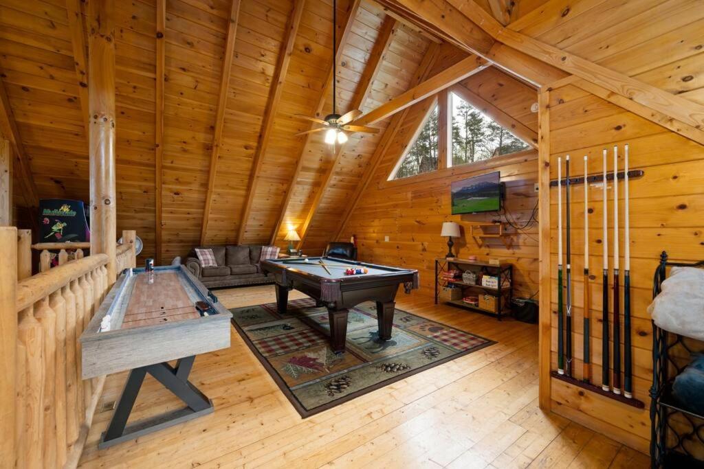 Holiday home 2-bedroom With 2 Master Suites, Loft, Half-bath And Hot Tub In A Serene Setting *