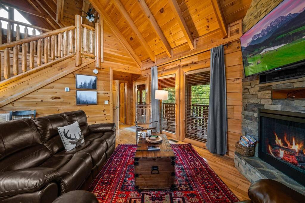 Holiday home 2-bedroom With 2 Master Suites, Loft, Half-bath And Hot Tub In A Serene Setting