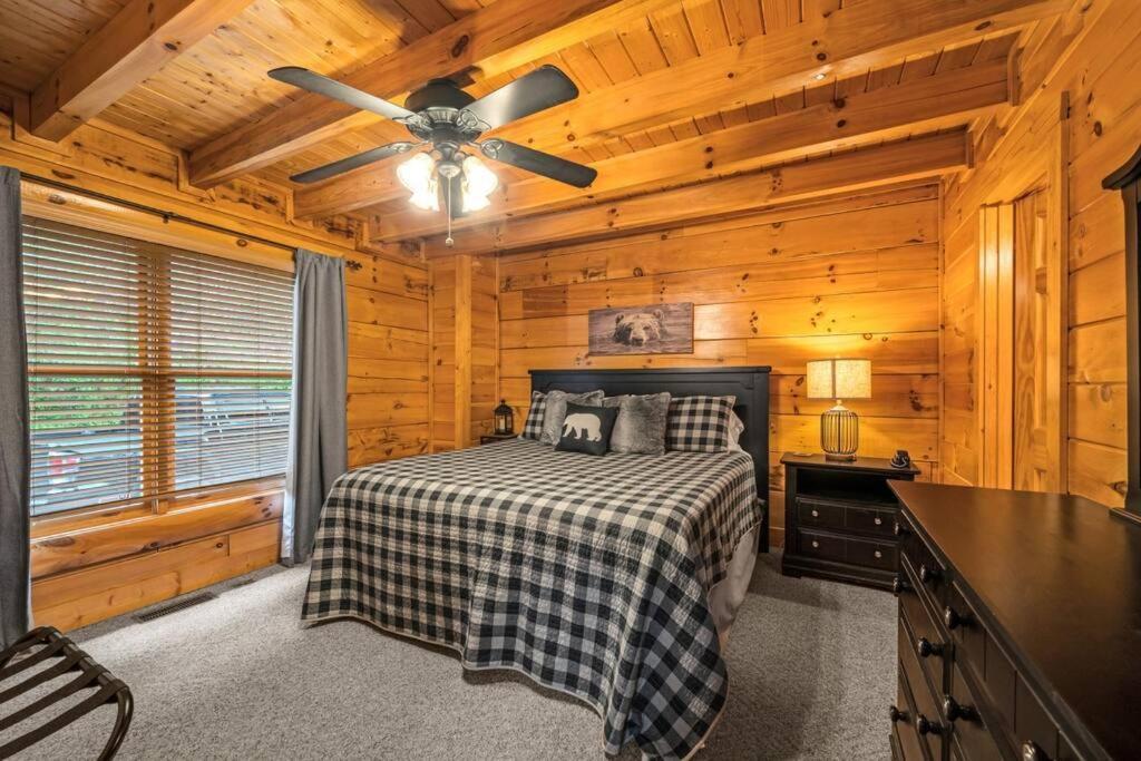 2-bedroom With 2 Master Suites, Loft, Half-bath And Hot Tub In A Serene Setting Sevierville