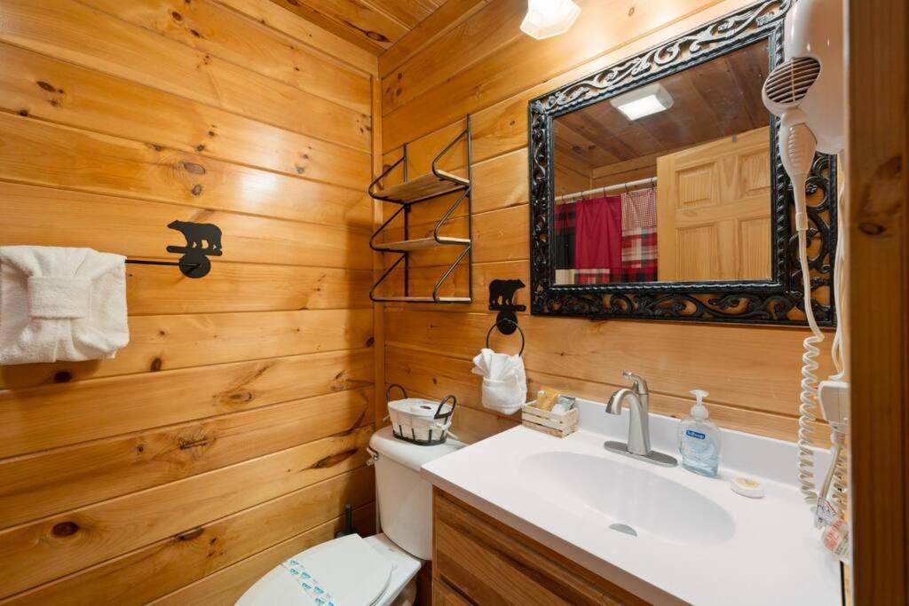 2-bedroom With 2 Master Suites, Loft, Half-bath And Hot Tub In A Serene Setting Sevierville