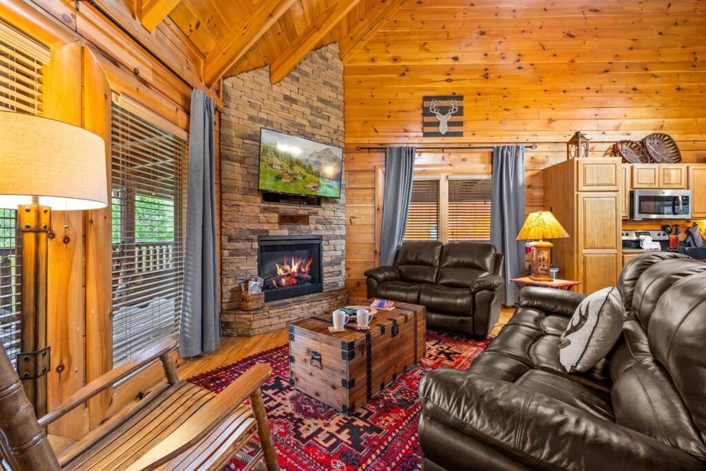 2-bedroom With 2 Master Suites, Loft, Half-bath And Hot Tub In A Serene Setting Holiday home *