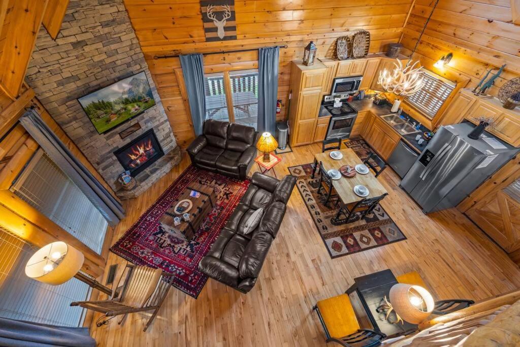 2-bedroom With 2 Master Suites, Loft, Half-bath And Hot Tub In A Serene Setting