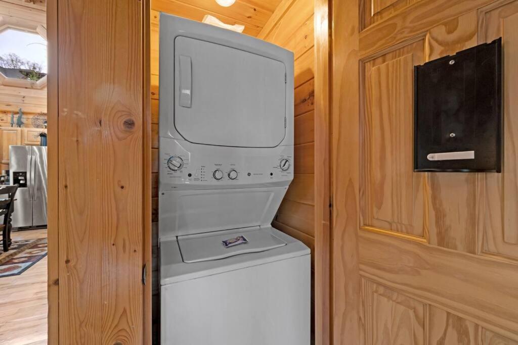 2-bedroom With 2 Master Suites, Loft, Half-bath And Hot Tub In A Serene Setting * Sevierville