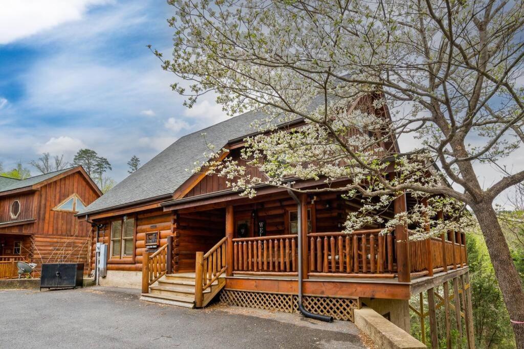2-bedroom With 2 Master Suites, Loft, Half-bath And Hot Tub In A Serene Setting Holiday home