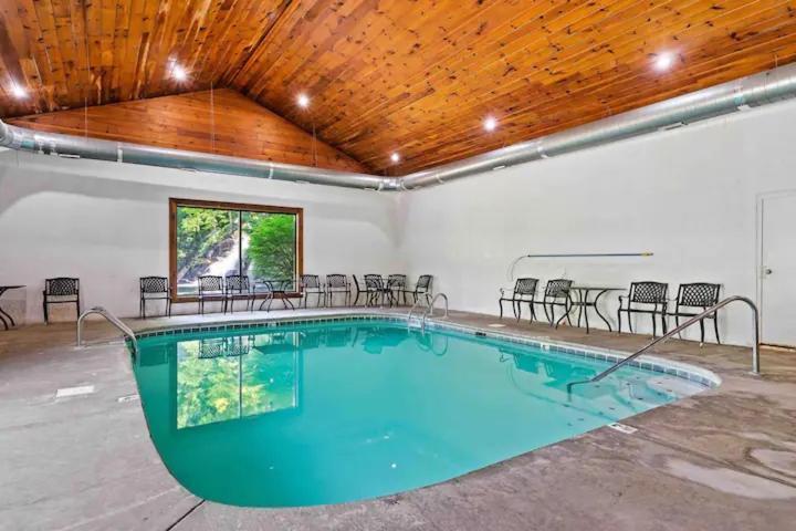2-bedroom With 2 Master Suites, Loft, Half-bath And Hot Tub In A Serene Setting Holiday home *